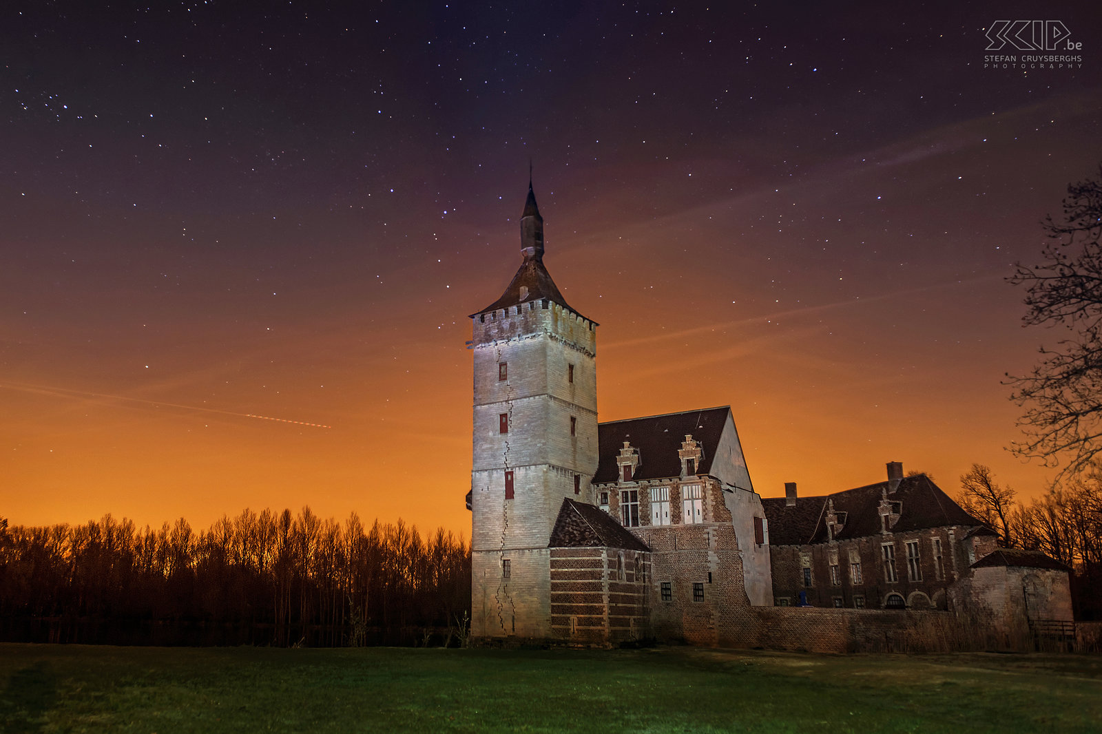 Sint-Pieters-Rode - Kasteel van Horst in de nacht Het kasteel en de kapel van Horst zijn fotogenieke bezienswaardigheden in de buurt van mijn nieuwe woonplaats . Dus ging ik de voorbije maanden meerdere keren op pad met mijn fotomateriaal, meestal 's avonds en 's nachts of wanneer er bijzondere weersomstandigheden waren. Ik heb geprobeerd om een aantal unieke beelden van deze monumenten te maken die toch verschillen van de vele foto's die al door anderen gemaakt zijn.<br />
<br />
Het kasteel van Horst is gelegen in Sint-Pieters-Rode. Het kasteel werd gebouwd in het midden van de 14e eeuw en is nog steeds heel authentiek. De voormalige woonkamers, gemaakt van baksteen en zandsteen, zijn voornamelijk uit de 16e en 17e eeuw. Stefan Cruysberghs